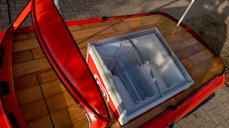 Close up van een vrieskist in een rode MINI ijswagen