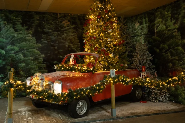 Rode MINI kerstauto met kerstboom achterin 